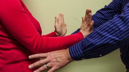 పాస్పోర్ట్ వెరిఫికేషన్ చేసినందుకు.. కౌగిలించుకోమన్న కానిస్టేబుల్.. అవాక్కైన జర్నలిస్ట్