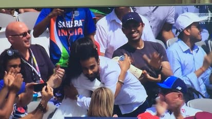 ಭಾರತ-ಇಂಗ್ಲೆಂಡ್ ಏಕದಿನ: ಲಾರ್ಡ್ಸ್ ಮೈದಾನದಲ್ಲಿ ಮದುವೆ ಪ್ರಪೋಸಲ್!ಹುಡುಗಿ ಉತ್ತರ ಏನು?