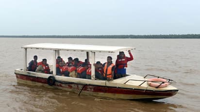 గోదావరిలో పడవ మునక: ఇంకా ఆచూకీ లభ్యం కాని ఏడుగురు, కొనసాగుతున్న సహాయక చర్యలు