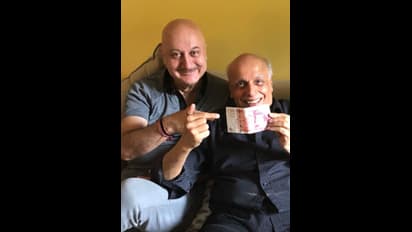 34 साल से अनुपम खेर चुका रहे हैं कर्ज इस डायरेक्टर का...