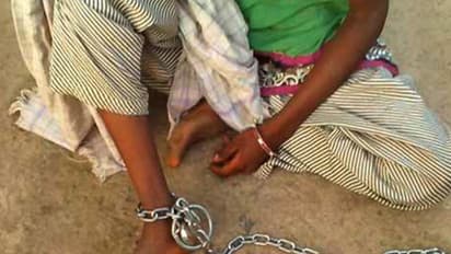 దారుణం: ప్రేమిస్తోందని కూతురిని గొలుసులతో కట్టేసిన తండ్రి