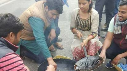 క్యాంపస్లోనే పకోడీలు: హస్టల్ నుండి విద్యార్ధి గెంటివేత, ఫైన్