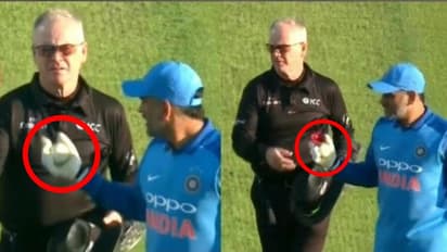 ధోనీ రిటైర్ కాబోతున్నాడా..? అంపైర్ల నుంచి బాల్ ఎందుకు తీసుకున్నాడు..? అర్థం అదేనా..?