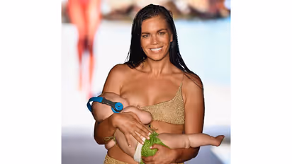 ಕ್ಯಾಟ್ವಾಕ್ ಮಾಡುತ್ತಲೇ ಸ್ತನ್ಯಪಾನ ಮಾಡಿಸಿದ ಮಾಡೆಲ್