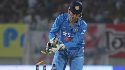 ಅಭಿಮಾನಿಗೆ ಎಂ ಎಸ್ ಧೋನಿ ಕೀಪಿಂಗ್ ಗ್ಲೌಸ್ ಗಿಫ್ಟ್ ನೀಡಿದ್ದೇಕೆ?