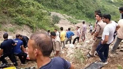 उत्तराखंड में 300 मीटर गहरी खाई में गिरी बस, 14 की मौत, 17  घायल