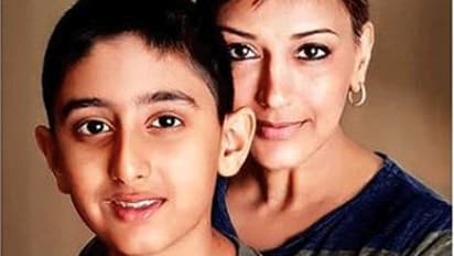 ಕ್ಯಾನ್ಸರ್ ನಿಂದ ಬಳಲುತ್ತಿರುವ ಸೊನಾಲಿಗೆ ಜೀವನ ಸ್ಫೂರ್ತಿ ತುಂಬುತ್ತಿರುವುದೇನು.?