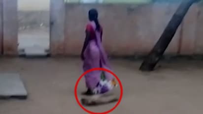 తల్లిదండ్రులు విధించిన శిక్ష.. అమ్మాయి కాలికి మొద్దును కట్టారు