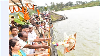 ಗುಂಡೂರಾವ್ ಬಳಿಕ ಬಾಗಿನ ಅರ್ಪಿಸಿದ 2ನೇ ಸಿಎಂ ಹೆಚ್ಡಿಕೆ