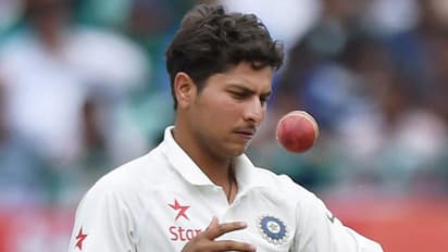 తన బౌలింగ్కు తానే కామెంటేటర్గా మారిన కుల్దీప్ యాదవ్ (వీడియో)