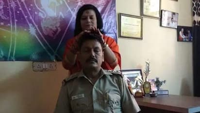 స్టేషన్లో పనులు పక్కనబెట్టి సాధ్వీతో ఆశీర్వచనాలు.. పోలీస్ అధికారిపై వేటు