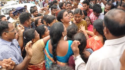 వైసీపీ ఫైర్బ్రాండ్ రోజా అరెస్ట్.. గొడవ చేయకపోయినా అరెస్ట్ చేస్తారా: రోజా