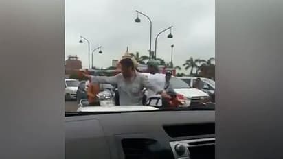 കാറില് നിന്നിറങ്ങി ട്രാഫിക് നിയന്ത്രിച്ച് ബോളിവുഡ് താരം; കയ്യടിയുമായി നാട്ടുകാര്