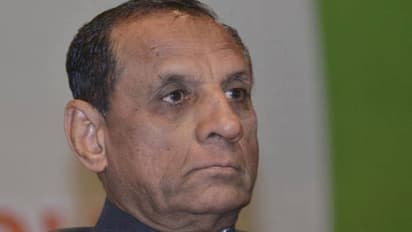 నేనూ తుపాకీ పట్టాల్సినవాడినే: నరసింహన్ సంచలన వ్యాఖ్యలు