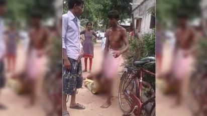 దారుణం..కన్న తల్లిని నడి రోడ్డులో జుట్టు పట్టి లాక్కెళ్లిన సుపుత్రుడు (వీడియో)