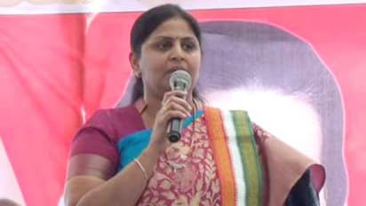 నువ్వు స్పీకరా లేక బ్రోకరా: తమ్మినేని సీతారాంపై  మహిళ నేత  ఫైర్