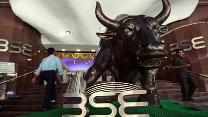 दिनभर की बढ़त के बाद गिरा बाजार, सेंसेक्स 310 अंक और निफ्टी 68 अंक की गिरकर बंद