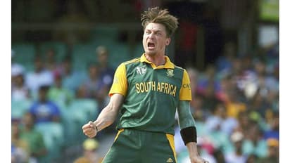 ആര്സിബിയെ രക്ഷിക്കാന് സ്റ്റെയ്ന് വരുന്നു ? അഭ്യൂഹങ്ങള് പടര്ത്തി ഒരു ചിത്രം