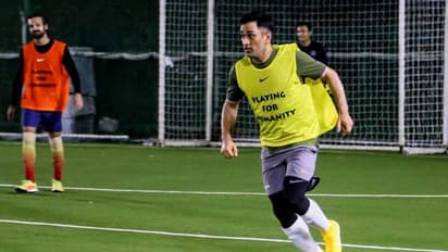 ಬಾಲಿವುಡ್ ನಟರೊಂದಿಗೆ ಫುಟ್ಬಾಲ್ ಆಡಿದ ಧೋನಿ