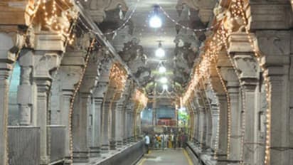 శ్రీకాళహస్తి ఆలయానికి పోటెత్తిన భక్తులు.. క్యూలైన్లో కొట్లాట, మంత్రి పెద్దిరెడ్డి సమక్షంలోనే