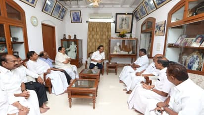 డీఎంకె అధినేత కరుణానిధికి స్వల్ప అస్వస్థత: పలువురి పరామర్శ