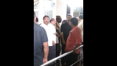 కరుణానిధికి అస్వస్థత: ఆస్పత్రి వద్ద ఇలా (ఫొటోలు)