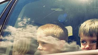 കുട്ടികളെ കാറില്‍ ഒറ്റയ്ക്കിരുത്തിയാല്‍ പിഴ ഒരുലക്ഷമെന്ന് ഈ പൊലീസ്!