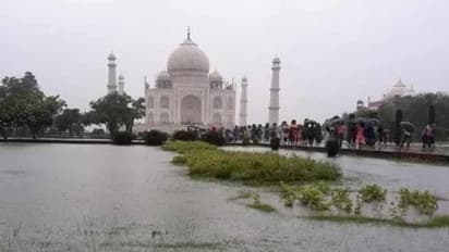 देश के उत्तरी हिस्से में आफत की बारिश, ताजमहल परिसर पानी-पानी, यूपी में 58 मौतें