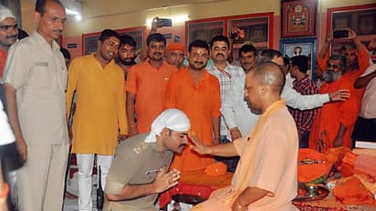 ಈ ಪೊಲೀಸ್ ಬಿದ್ದಿದ್ದು ಯೋಗಿ ಕಾಲಿಗಾ? ಸಿಎಂ ಕಾಲಿಗಾ?