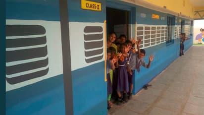 సిరిసిల్ల రైలు బోగీల్లో చదువులు, ప్లాట్ ఫారాలపై పిల్లల ఆటలు