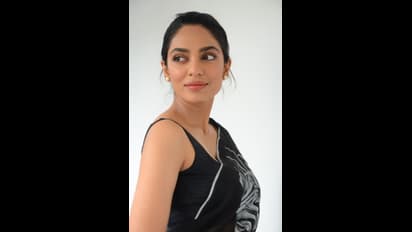 గూడాచారి హీరోయిన్ సొబిత ధూళిపల ఫోటో గ్యాలరీ