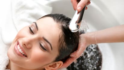 ভিজে চুলে শুয়ে পড়েন, নিজের অজান্তেই ডেকে আনছেন বিপদ