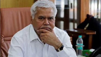 മുന്‍ യുഐഡിഐ മേധാവി ആര്‍എസ് ശര്‍മയുടെ അക്കൗണ്ടില്‍ 6000 രൂപ കാര്‍ഷിക സഹായം!