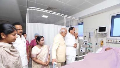 కరుణానిధిని పరామర్శించిన వెంకయ్య.. భారీగా చేరుకుంటున్న డీఎంకే కార్యకర్తలు