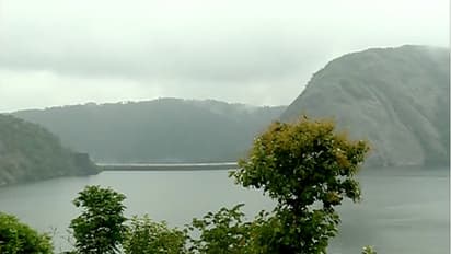 കനത്ത മഴ തുടരുന്നു; ഇടുക്കി ഡാമില് ഇന്നലെ മാത്രം ജലനിരപ്പ് ഉയര്ന്നത് മൂന്നടി