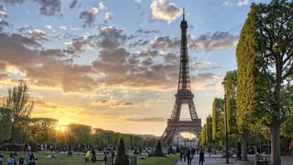 അജ്ഞാതന് ഈഫല് ടവറില് വലിഞ്ഞ് കയറി; പാരിസില് ആശങ്ക