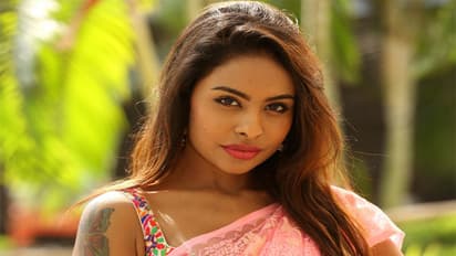 శ్రీరెడ్డి: లారెన్స్ కేవలం మీకోసం అంటూ వల్గర్ వీడియో పోస్ట్ చేసింది!