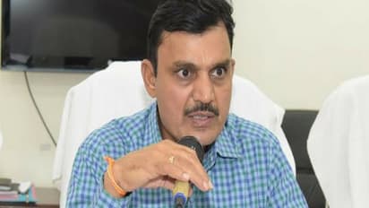 వివాహేతర సంబంధం... ప్రభుత్వ టీచర్పై సస్పెన్షన్ వేటు