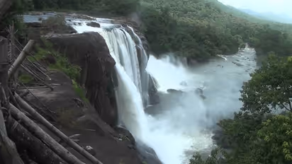 അതിരപ്പിള്ളി അടച്ചു, അതിരപ്പിള്ളി മലക്കപ്പാറ റോഡില് ഗതാഗതനിയന്ത്രണം