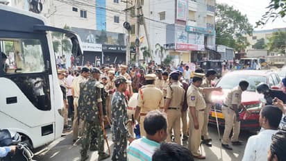 కారంపొడి, రాళ్లతో పోలీసులపై దాడికిదిగిన భూకబ్జాధారులు, ఎస్సైకి తీవ్ర గాయాలు