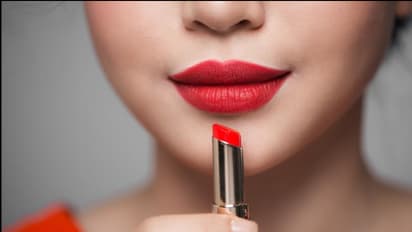 গাঢ় রঙের লিপস্টিক বেশি পছন্দ, ব্যবহারের আগে জেনে নিন এই বিষয়গুলি