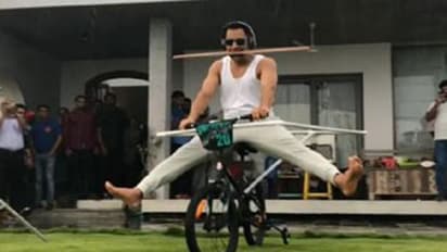 సైకిల్ తో ధోనీ వెరైటీ స్టంట్, దీని పేరేంటో చెప్పండి చూద్దాం?(వీడియో)