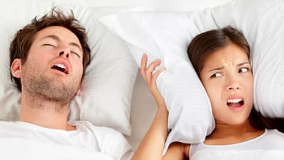 নাক ডাকেন ঘুমিয়ে! রেহাই পেতে মাথায় রাখুন এই সহজ টিপস