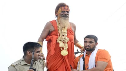 20 ಕೆಜಿ ಚಿನ್ನ ಧರಿಸಿ ಯಾತ್ರೆಗೆ ಹೊರಟ ಬಾಬಾ