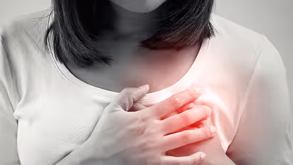 Heart Attack Symptoms in Women :  സ്ത്രീകളിലെ ഹൃദയാഘാതം; ഈ ലക്ഷ​ണങ്ങൾ അവ​ഗണിക്കരുത്