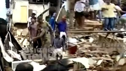 പാലക്കാട് ഇരുനില കെട്ടിട്ടം തകര്ന്നു വീണു:നിരവധിയാളുകള് കുടുങ്ങി കിടക്കുന്നു