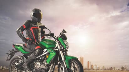 ಬೈಕ್ ನಿಲ್ಲಿಸಿದ ಪೊಲೀಸರು ದಾಖಲೆ ಬದಲು ದುಬಾರಿ ಬೈಕ್ ಬಗ್ಗೆಯೇ ಕೇಳಿದ್ರು!