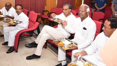 తెలంగాణలో కాలేజీ విద్యార్థులకు మధ్యాహ్న భోజనం.. రుచి చూసిన మంత్రులు