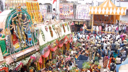 లాల్దర్వాజా బోనాల్లో తప్పిన పెను ప్రమాదం.. ఒరిగిన భారీ కమాన్.. భక్తులు సురక్షితం