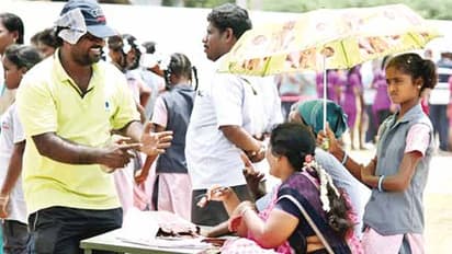 மணிக்கணக்காக ஆசிரியைக்கு குடை பிடித்த மாணவி: சர்ச்சையில் சிக்கிய அரக்கோணம் பள்ளி!